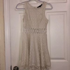 😸 Ivory lace floral dress